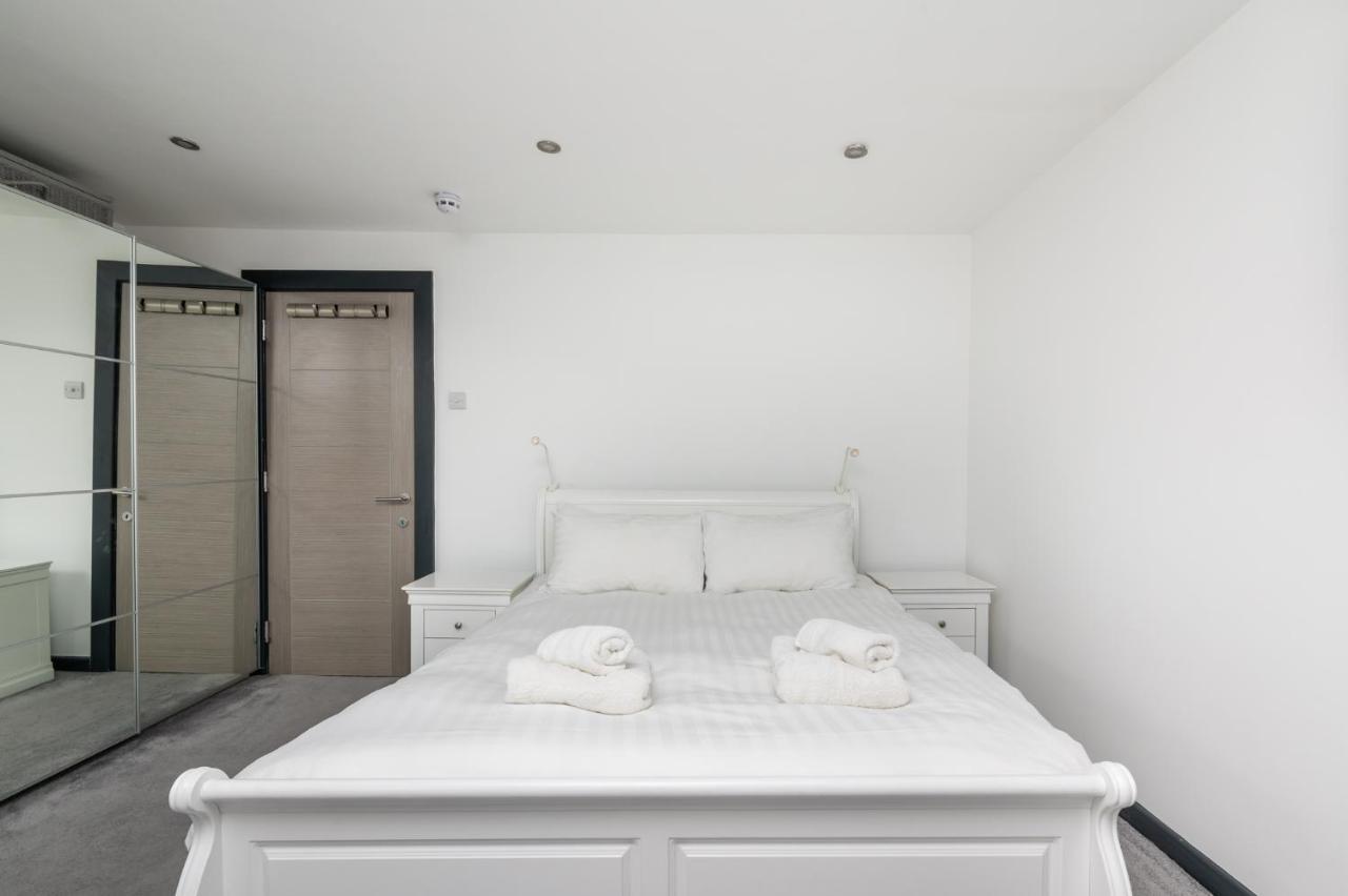 Modern Duplex Apt With 75 Inch Tv I Pass The Keys York Bagian luar foto