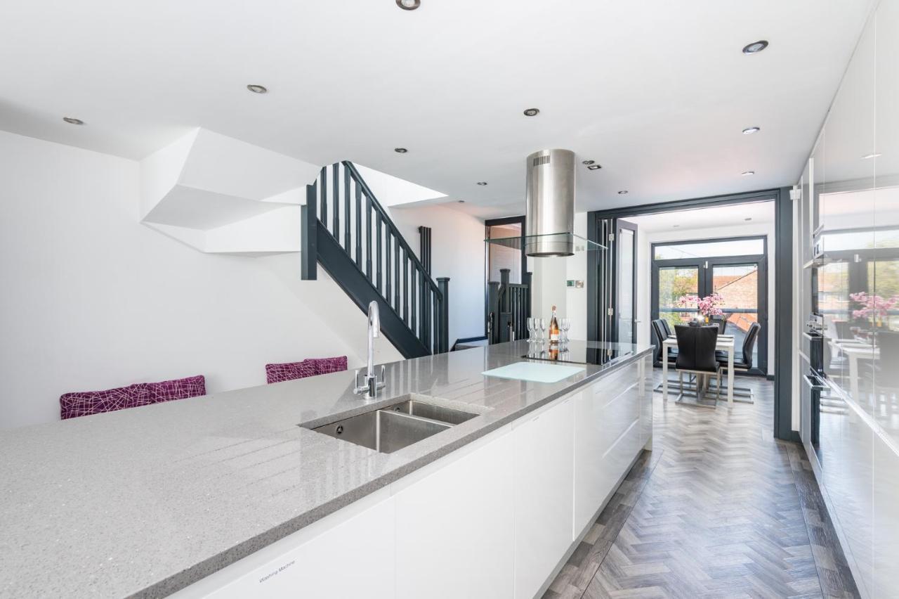 Modern Duplex Apt With 75 Inch Tv I Pass The Keys York Bagian luar foto