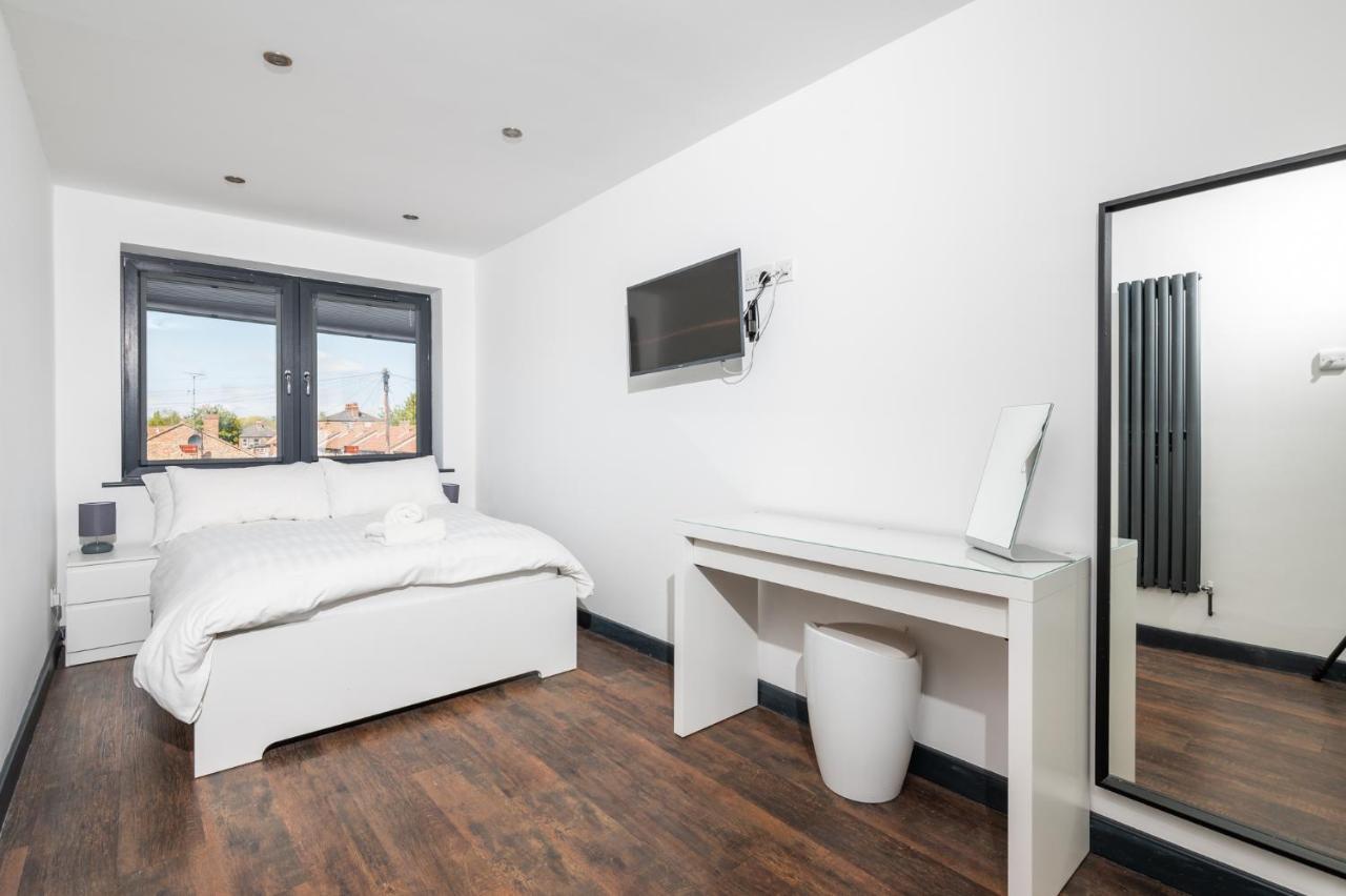 Modern Duplex Apt With 75 Inch Tv I Pass The Keys York Bagian luar foto