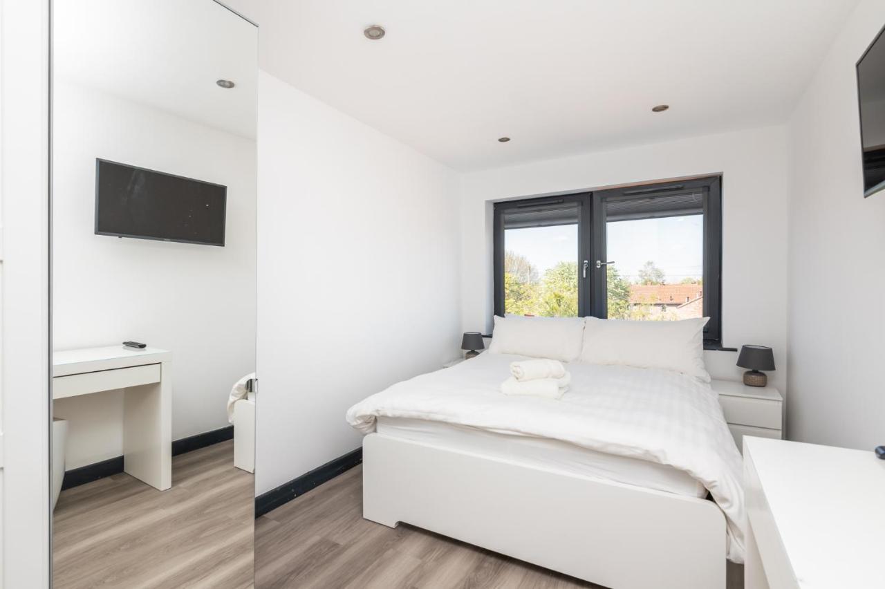 Modern Duplex Apt With 75 Inch Tv I Pass The Keys York Bagian luar foto