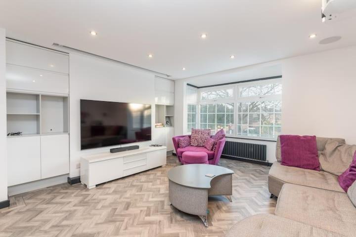 Modern Duplex Apt With 75 Inch Tv I Pass The Keys York Bagian luar foto